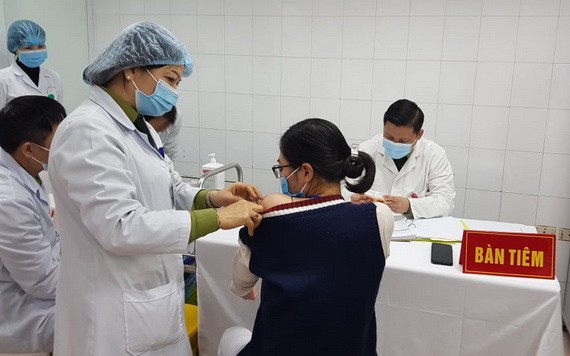 首位女性志願者接受最高劑量NanoCovax疫苗接種。（圖源：衛生部）