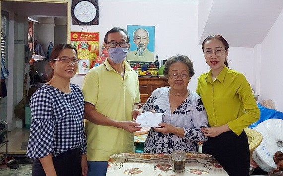 第五郡越南祖國陣線委員會與穗城會館代表探望越南英雄母親。