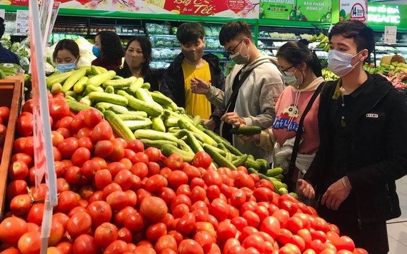 熱心消費者在超市選購海陽農民生產的農產品。（圖源：元娥）