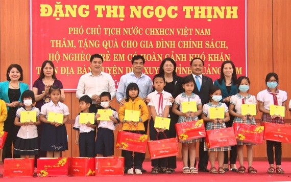 國家副主席鄧氏玉盛（後排右三）向廣南省維川縣好學貧困學生贈送禮物。（圖源：國越）