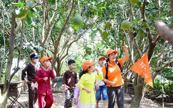 本市兒童旅遊團參觀前江省麟決堤。