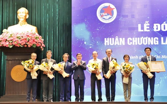 市人委會主席阮成鋒向市年輕企業家協會頒授一等勞動勳章。（圖源：越通社）