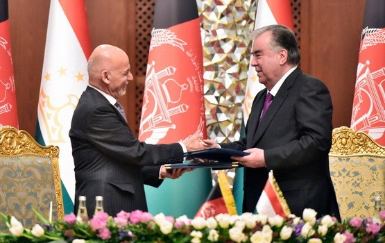 阿富汗總統阿什拉夫‧加尼（左）和塔吉克斯坦總統赫蒙（右）簽署重要合作文件。（圖源：Ariana News）