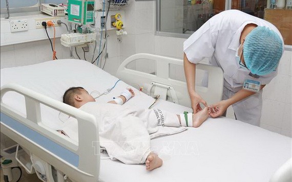 一名患兒因手足口病住進市熱帶病醫院重症監護室接受治療。（圖源：丁姮）