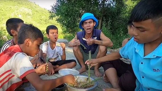 蘇伊節（中）在YouTube上分享他在平定省家鄉的農村生活。
