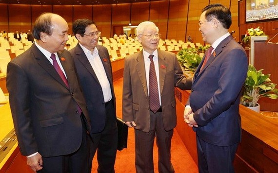 黨和國家領導人在會議間隙交流互動。