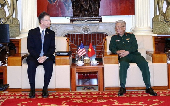 阮志詠上將（右）接見美國駐越南特命全權大使丹尼爾。（圖源：英宇）