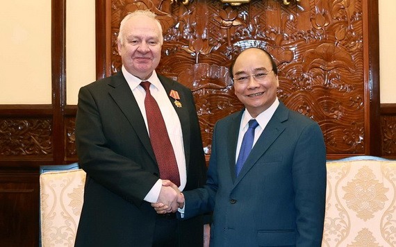 國家主席阮春福（右）接見俄羅斯駐越南特命全權大使康斯坦丁·弗努科夫。（圖源：統一）