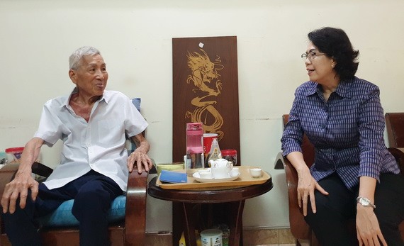 市越南祖國陣線委員會主席蘇氏碧珠看望華人革命老前輩何增同志。