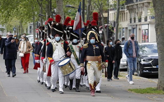 民眾扮演拿破崙大軍在街頭遊行。（圖源：Getty Images）