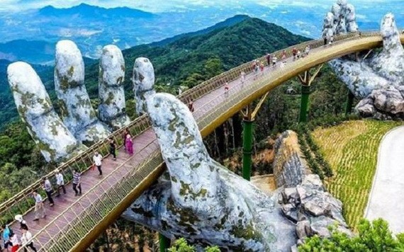 圖為馳名中外的峴港旅遊觀光景點金橋。（圖源：互聯網）