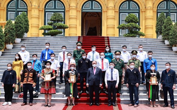 國家主席阮春福向代表團贈送紀念品。（圖源：越通社）