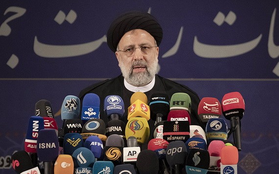 當地時間2021年5月15日，伊朗司法總監萊西完成總統大選報名登記，並出席新聞發佈會。（圖源：互聯網）