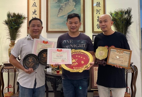 1991年“十大新秀”華語歌唱比賽冠軍羅偉志（羅丙侖，右）和1998 年冠軍黃強（左）向陳列室捐出他們的獎品。