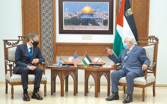 巴勒斯坦總統阿巴斯（右）與到訪的美國國務卿布林肯會晤。（圖源：新華社）