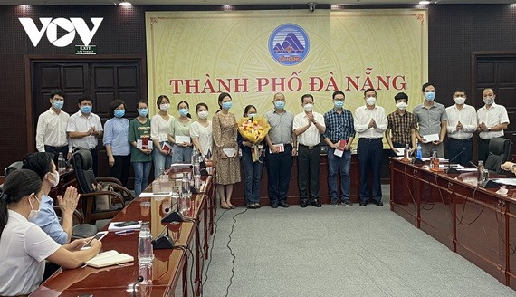 峴港支援北江抗疫的醫護隊伍啟程前同峴港市領導合照。（圖源：VOV）