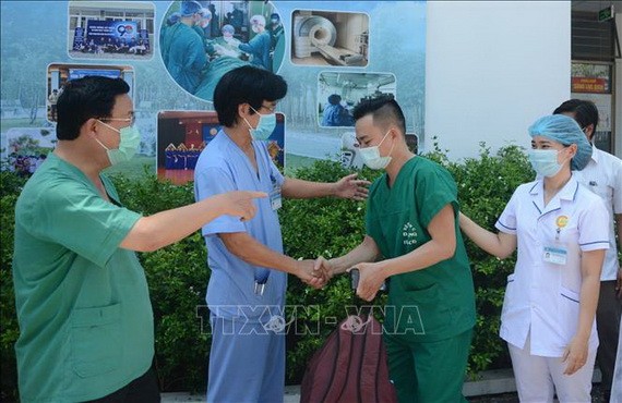 峴港C醫院領導向馳援北江抗疫的醫護人員親切握手並祝願抗疫成功歸來。（圖源：越通社）