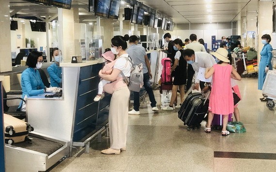 旅客在新山一機場辦理登機手續。（圖源：功忠）