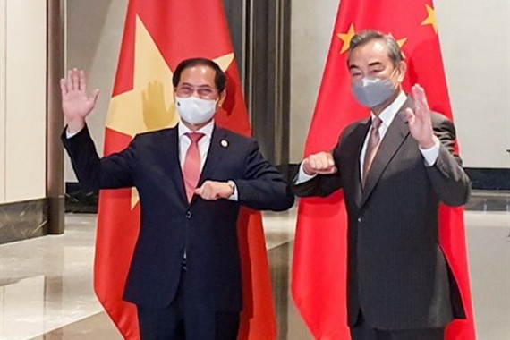 越南外長裴青山（左）與中國國務委員兼外長王毅。（圖源：越通社）
