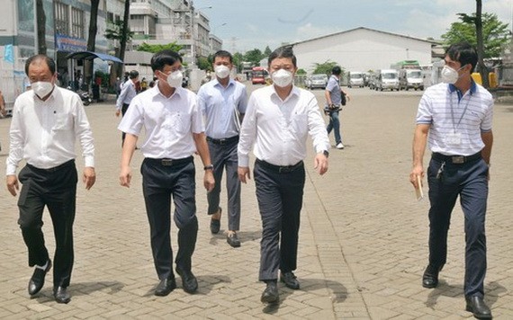 市人委會副主席楊英德（前右二）親往視察寶元公司的疫情防控工作。（圖源：勇方）