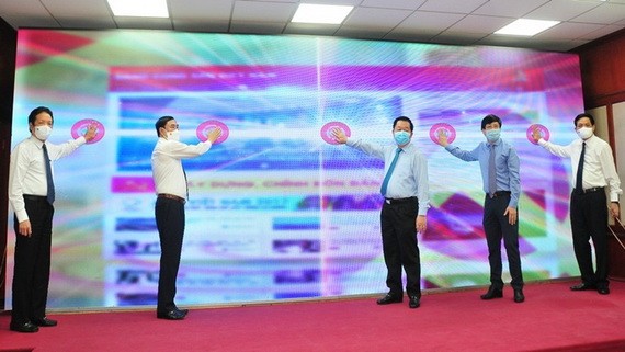 《越南共產黨電子報》新版面和應用程式亮相儀式。（圖源：潘草）