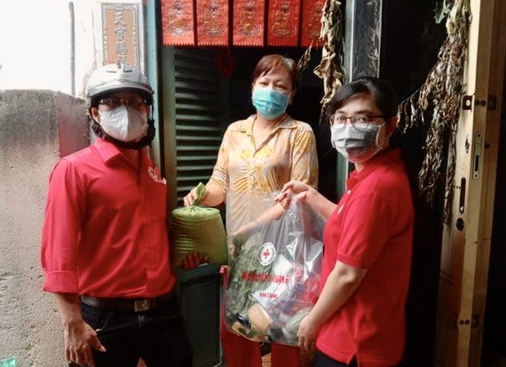 第六郡紅十字會職員贈送物資予華人貧戶。