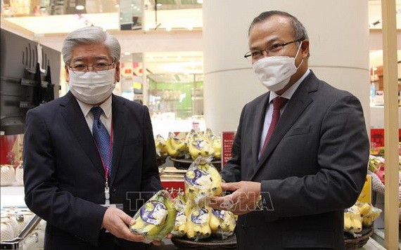 日本AEON公司代表推介越南香蕉。（圖源：越通社）