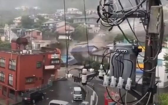 當地時間7月3日上午，日本靜岡縣熱海市發生土石流意外，民宅在一瞬間被土石掩埋。（圖源：視頻截圖）