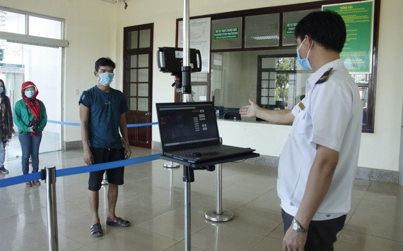 平福省華盧國際口岸工作人員對從柬埔寨入境者按防疫規定進行檢查。（圖源：裴鐮）
