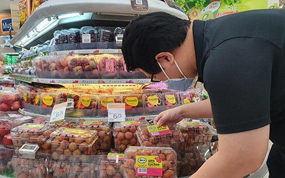 新加坡消費者在超市選購越南荔枝。（圖源：VNA）
