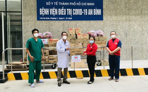 市紅十字會副主席鄧氏明孝向安平醫院轉贈物資。