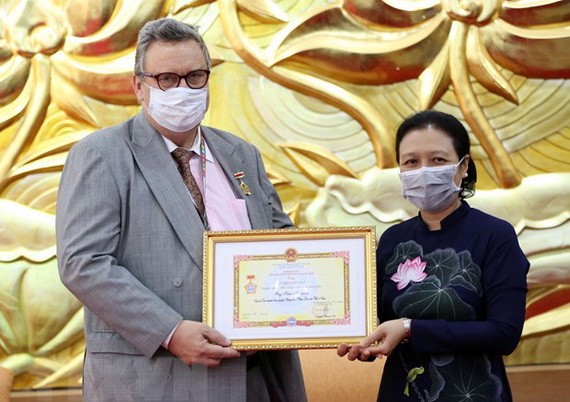 越南各友好組織聯合會主席阮芳娥（右）向卡麗‧卡希洛託大使授予“為各民族之間和平友好”紀念章。（圖源：越通社）