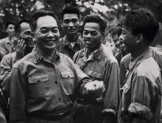 武元甲大將於1968年探望一個軍事單位。