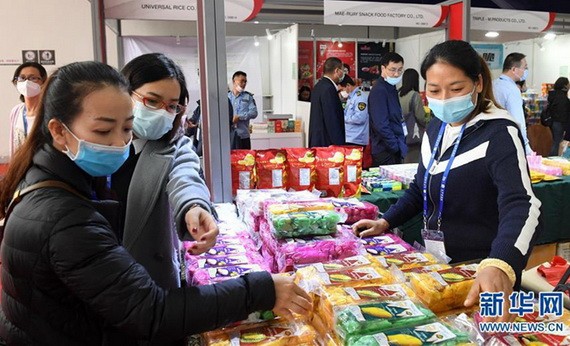 圖為2020年11月27日，消費者在廣西南寧國際會展中心挑選商品。（圖源：新華社）