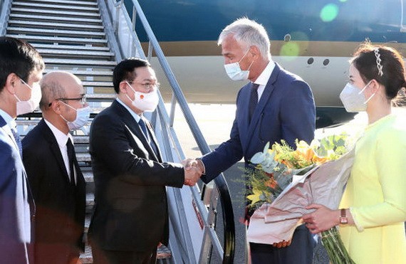 越南國會主席王廷惠抵達比利時首都梅爾斯布魯克軍用機場。（圖源：越通社）