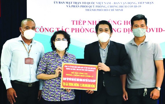 市越南祖國陣線委員會領導接收捐款與頒贈感謝狀。