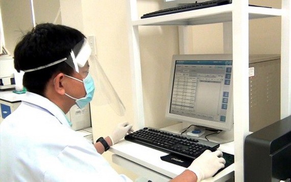 大水鑊醫院醫護人員正分析抗體檢測結果。