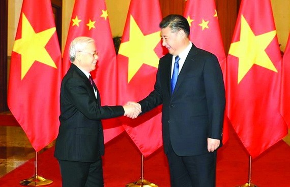 中國總書記、國家主席習近平於 2017 年迎接來訪的黨中央總書記阮富仲。（圖源：越通社）