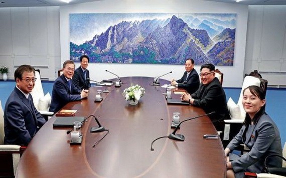 韓總統文在寅（左二）和朝鮮國務委員會委員長金正恩（右二）會晤。右一為金與正（資料圖）。