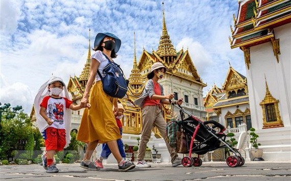 遊客在泰國參觀曼谷大皇宮。（圖源：AFP）