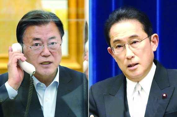 韓總統文在寅（左）與日本新任首相岸田文雄通話。（圖源：互聯網）