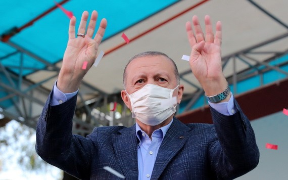 10月23日，土耳其總統埃爾多安在土西北部城市埃斯基謝希爾向支持者揮手。（圖源：新華社）