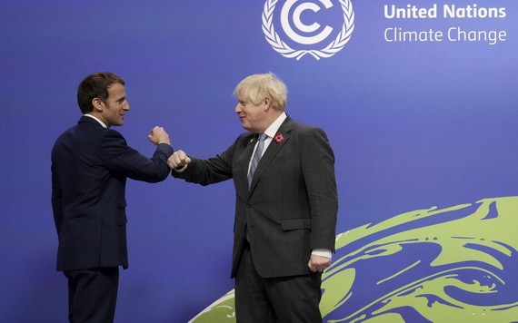 法國總統馬克龍當天在英國格拉斯哥第二十六屆聯合國氣候變化大會期間與英國首相約翰遜會晤。（圖源：AFP）
