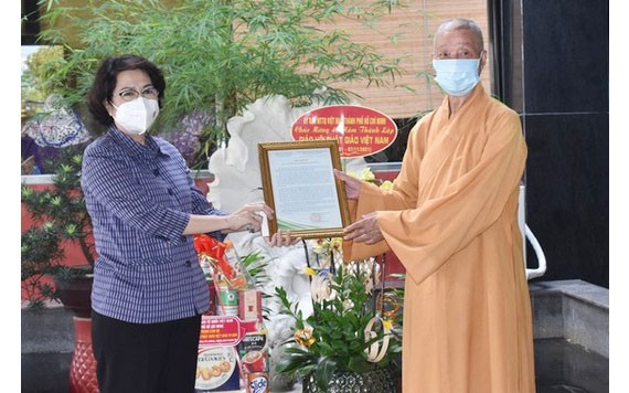 市越南祖國陣線委員會主席蘇氏碧珠向市越南佛教教會理事會代表頒贈感謝狀。