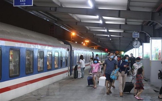 乘客在河內火車站下車出站。（圖源：越通社）