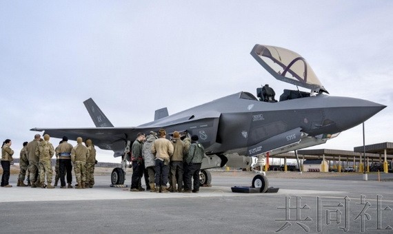 在美國阿拉斯加州的基地，工作人員等在F-35A戰機前商量維護事宜。（圖源：共同社）