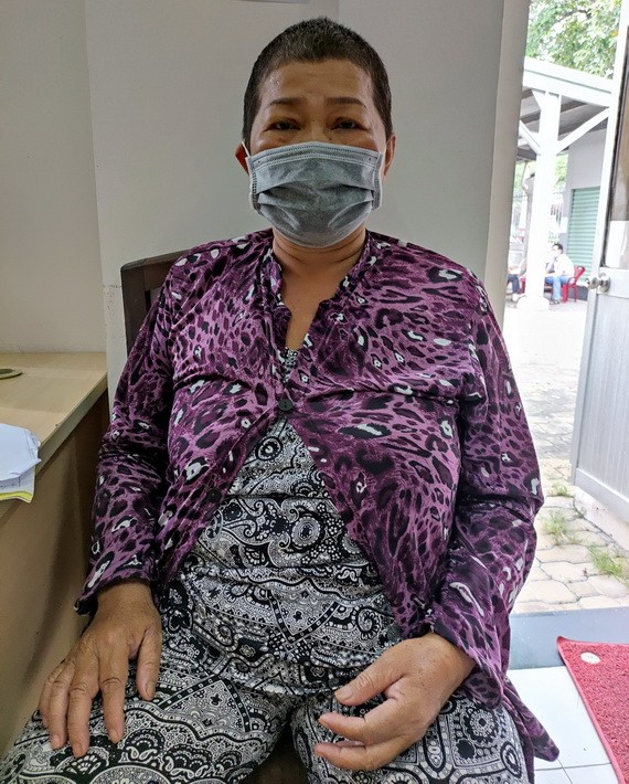 鍾氏素惠正等錢進醫院動手術。