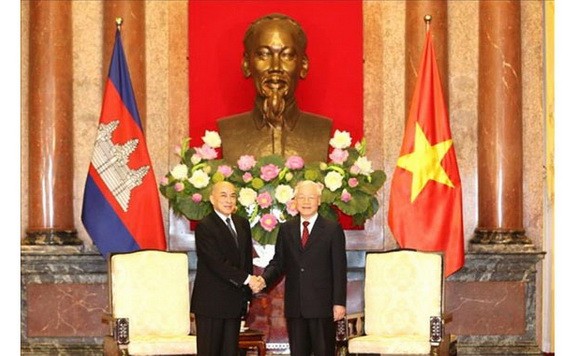 黨中央總書記阮富仲（右）與柬埔寨國王諾羅敦‧西哈莫尼。（圖源：越通社）