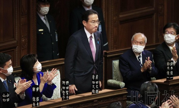 十日下午，岸田文雄在眾院全體會議上被指名成為第一〇一任首相後起立。（圖源：共同社）