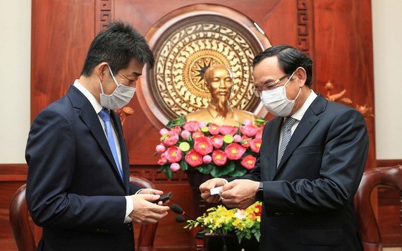 市委書記阮文年（右）接見越南Aeon公司總經理中川哲幸。（圖源：勇方）